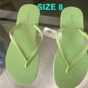Old Navy size 8 flip flip